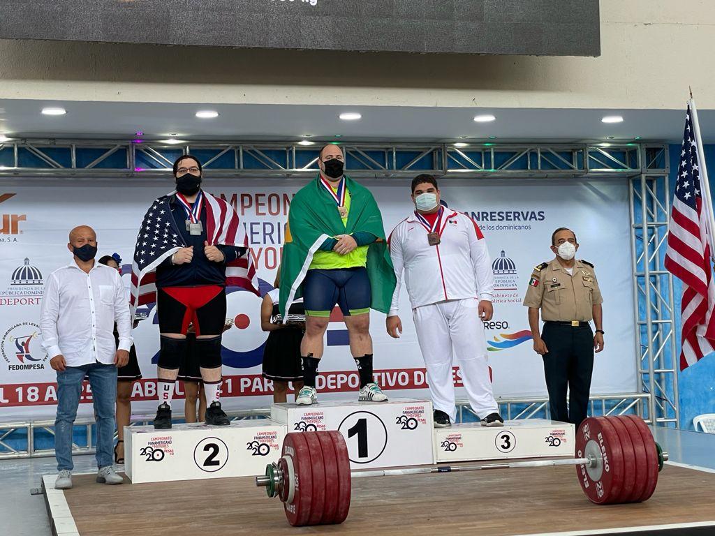 Foto 1 premiación de Raúl Manríquez