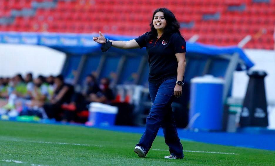 vargas-dando-indicaciones-xolos-vs