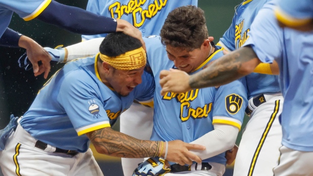 milwaukee-brewers-celebrate
