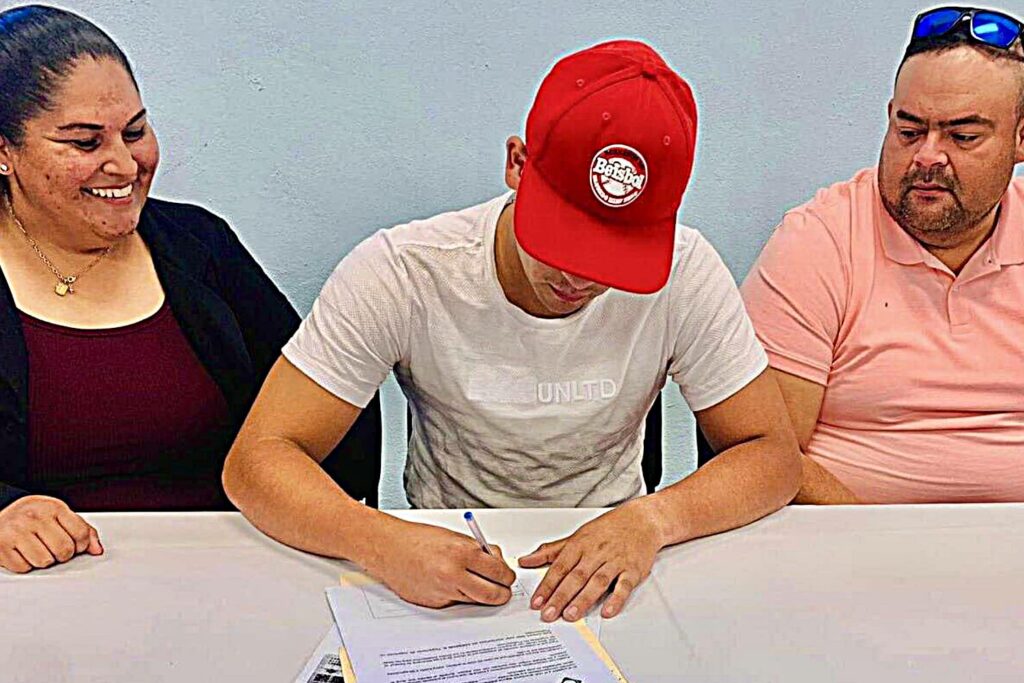 jonathan-romero-loreto-el-vevo-beisbolista-diablo-rojos-de-mexico-firma-2-1024×683