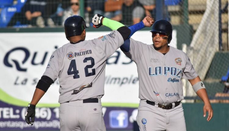 Beisbolistas-del-equipo-delfines-de-la-paz-chocando-brazoss-750×430