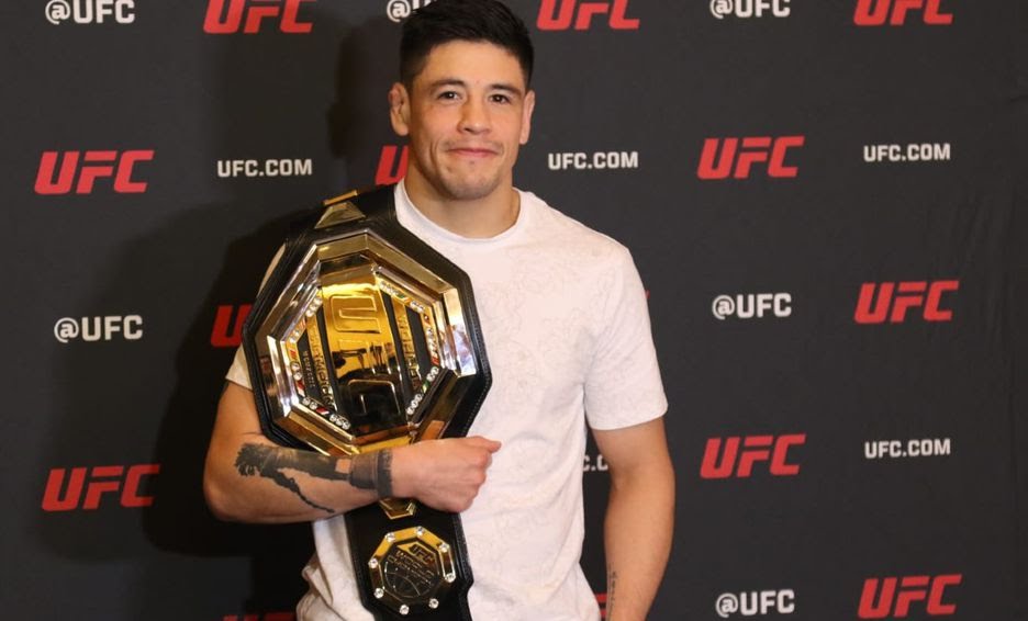 brandon-moreno-posa-lente-mediotiempo